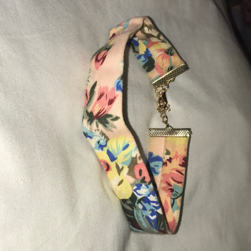 Thick floral choker with gold